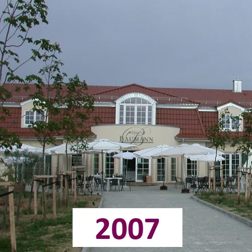 Das Weingut im Jahr 2007 mit Außenterrasse und Sonnenschirmen