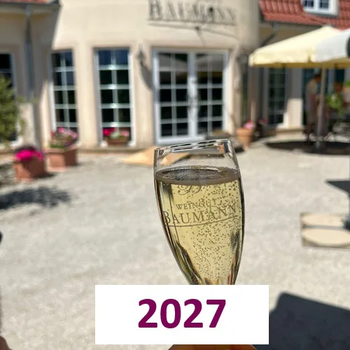 Sektglas mit Gravur Weingut Baumann vor dem Weingut