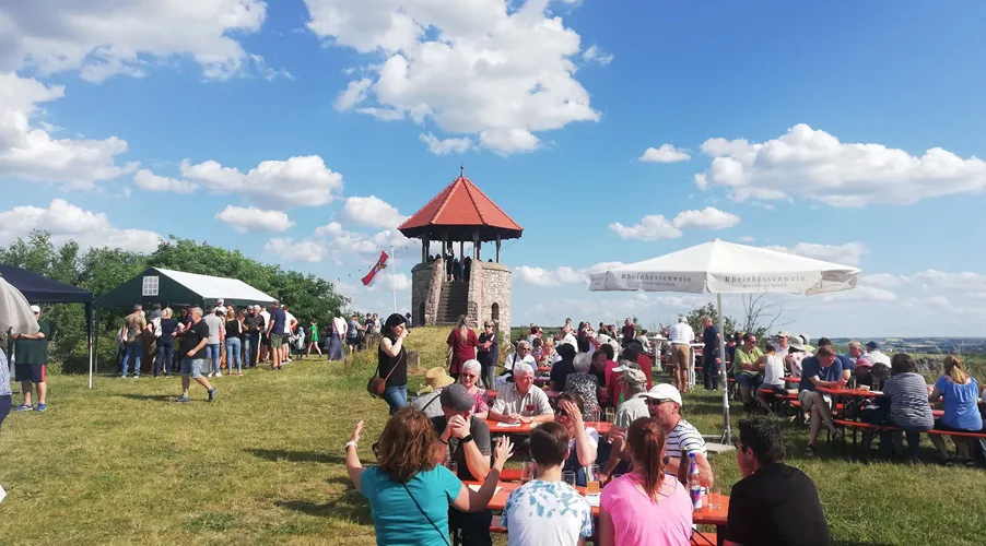 Gäste beim Weinfest am Turm in Albig, im Hintergrund der Aussichtsturm
