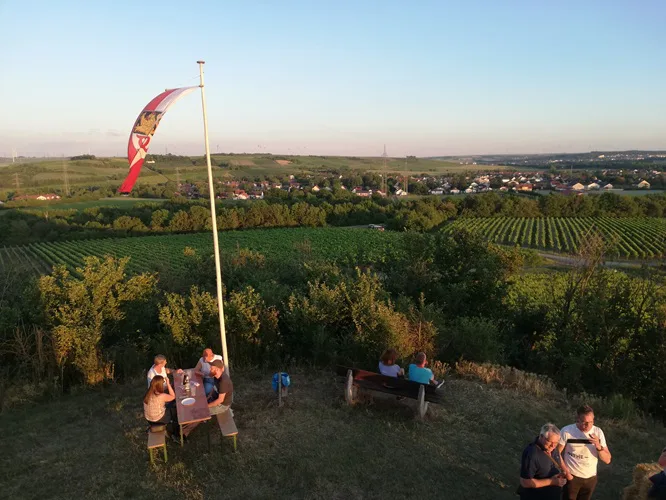 Abendstimmung beim Weinfest mit Fahne und Blick über die Weinberge